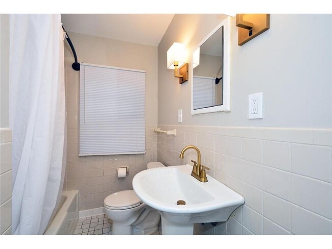 Building Photo - 155 Benton Ave