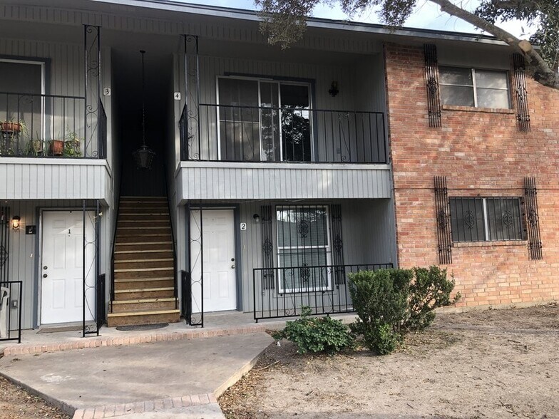 Building Photo - 213 E Upas Ave