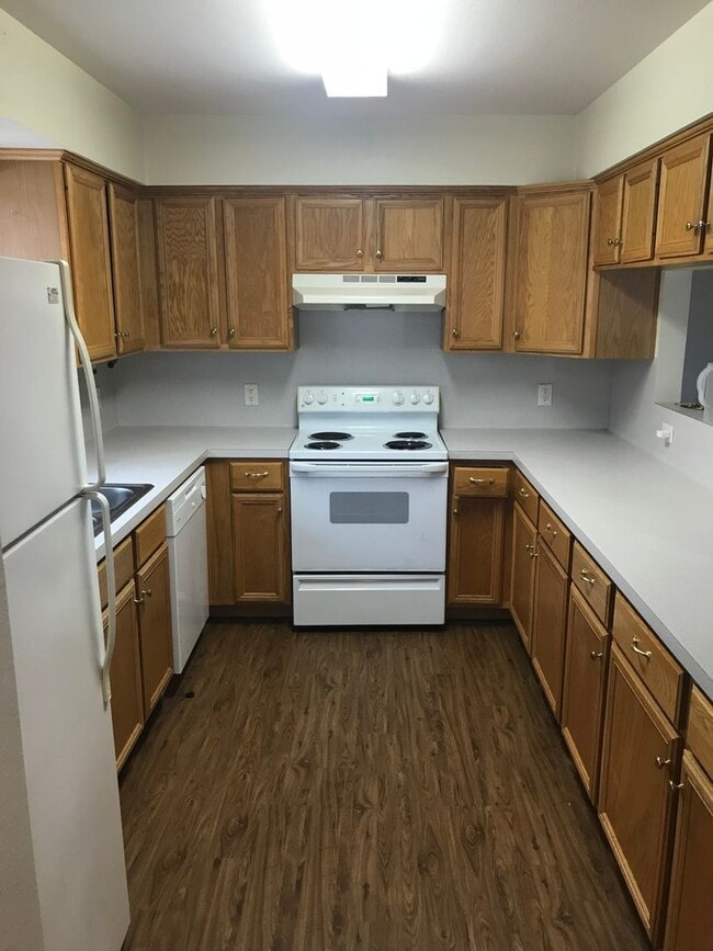 Building Photo - Spacious Duplex Available In Steeplechase ...