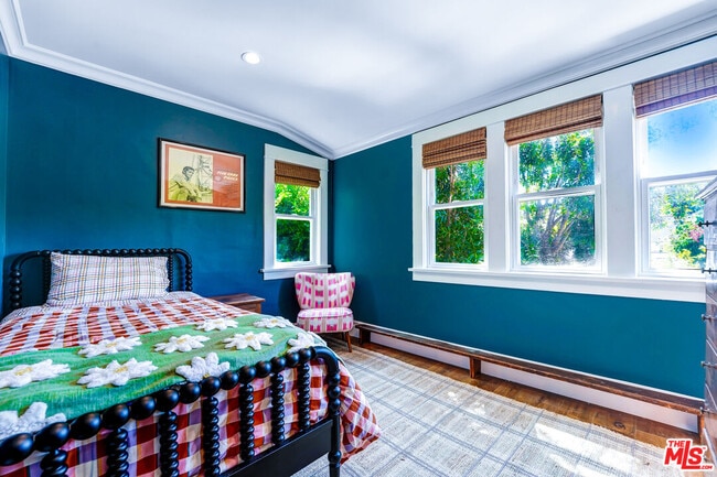 Building Photo - 2049 N Berendo St