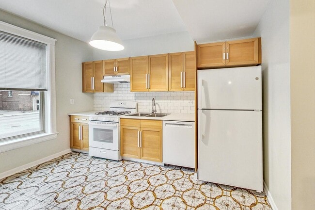 Building Photo - 4000 N Hermitage Ave