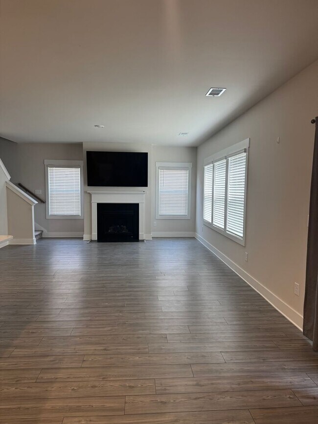 Building Photo - Great Price and location!