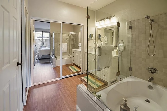 Building Photo - APT C