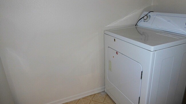 Building Photo - 2 BR 2.5 Bath