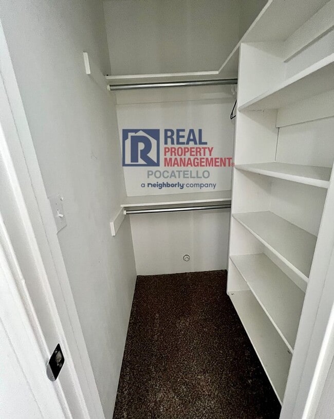 Building Photo - Beautiful 6 Bedroom 3 Bath house - 2 Car Garage - 6 month lease