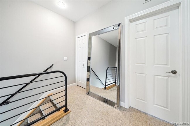 Building Photo - 537 Lewis St