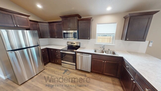 Building Photo - 221 Laurel St