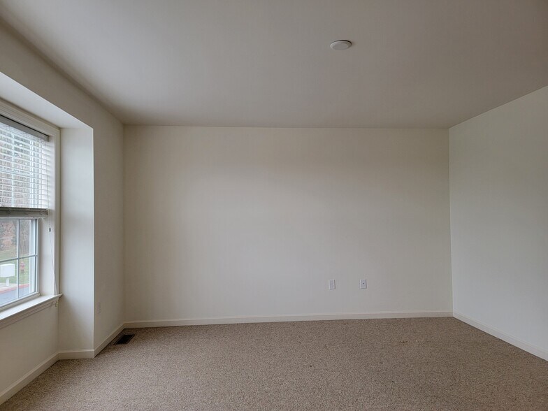 Building Photo - 647 Winding Ln