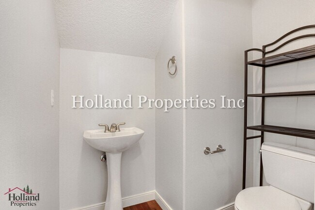 Building Photo - 6267 NE Carillion Dr