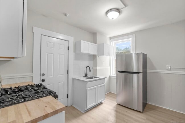 Primary Photo - 236 Oak St