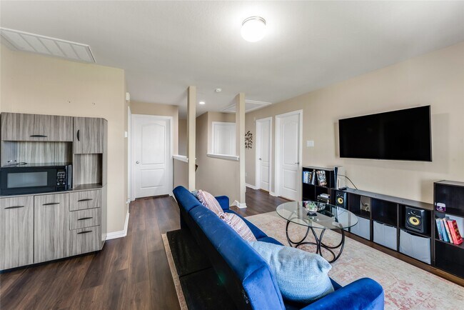 Building Photo - 512 Forest Village Cir