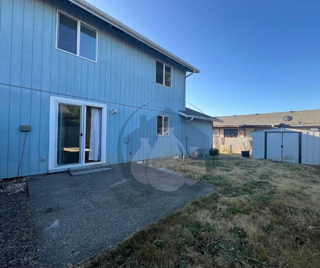 Building Photo - Townhouse Duplex- Rent Ready.   Fenced Yard