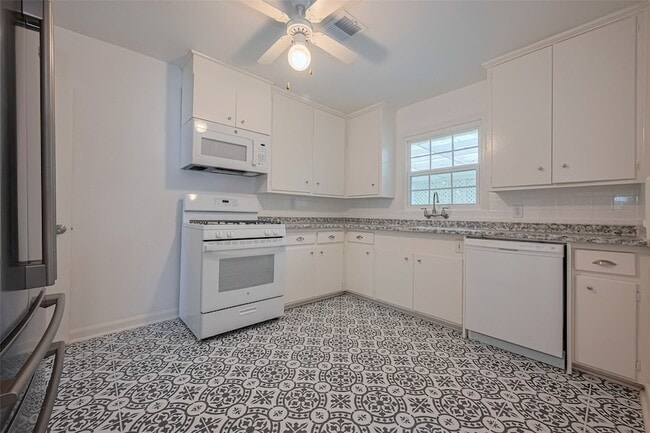 Building Photo - 5513 Fairdale Ln
