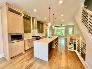 Building Photo - LUXURY Rooftop Terrace Townhome