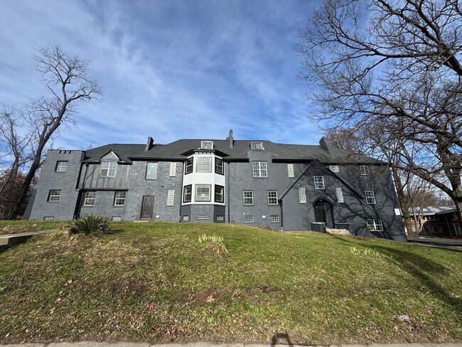 Building Photo - 2080 E 5th Ave