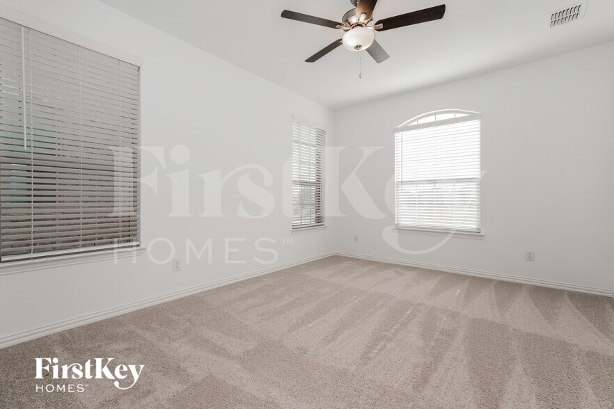 Building Photo - 2528 Northcote Dr