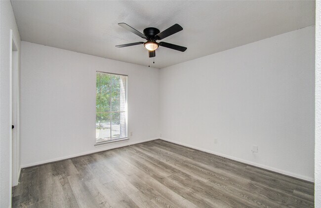 Building Photo - 619 River Plantation Dr