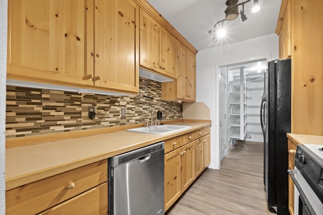 Building Photo - 60 Millpond Dr