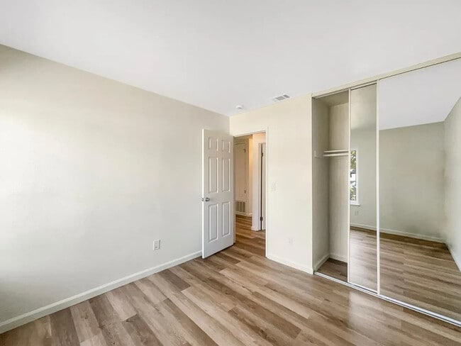 Building Photo - 3023 Rosemont Dr