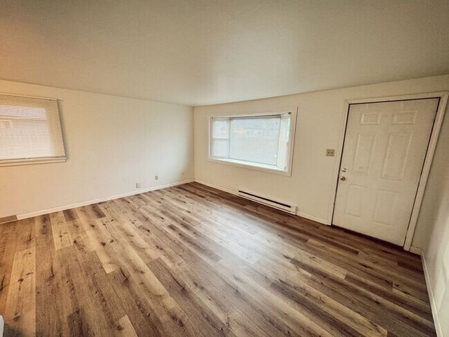 Building Photo - Lakewood House! 2 Bedroom 1 Bath Home near...