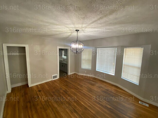 Building Photo - $1195 - 3 bedroom / 1 bathroom - Single Family Home