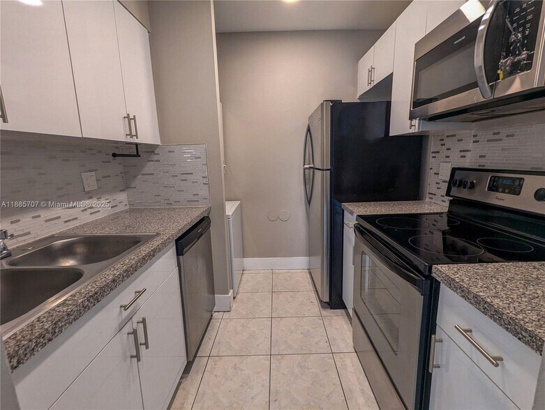 Building Photo - 10224 Twin Lakes Dr
