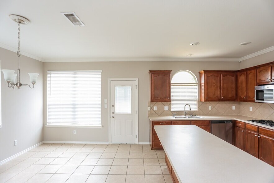 Building Photo - 4520 Chesapeake Bay Dr