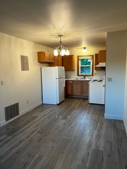 Building Photo - 425 King Olav Ln