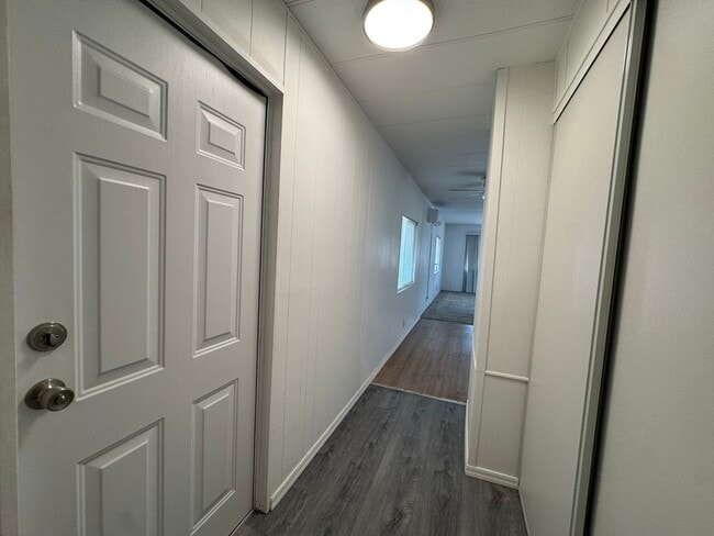 Building Photo - 1 BR 1Ba with enclosed Porch/Patio, fenced yard, RV Parking