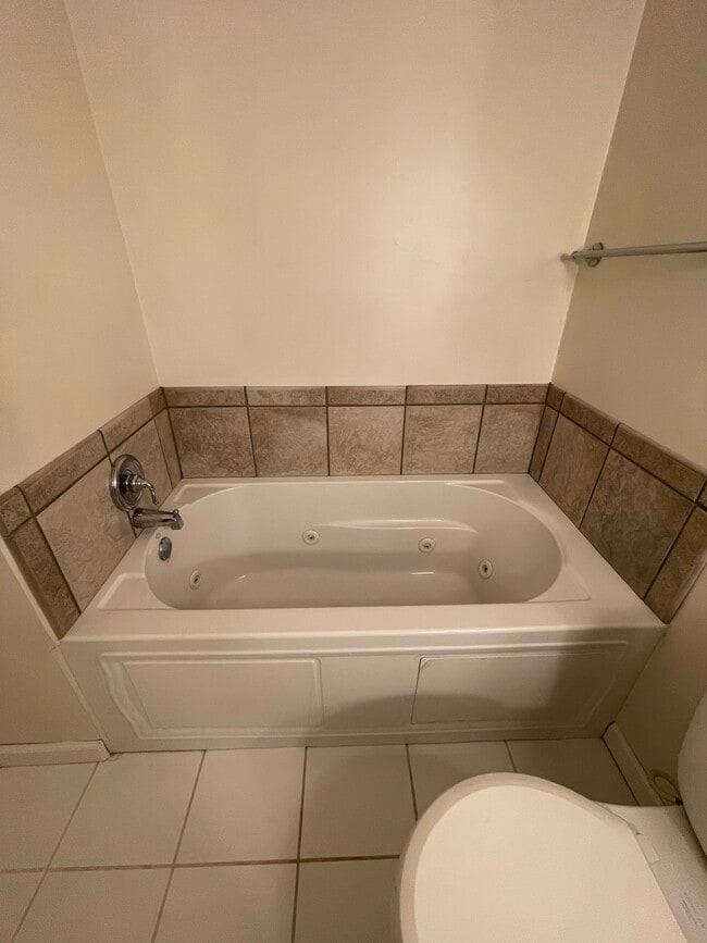 Hall bath - 9548 Miamisburg Springboro Rd