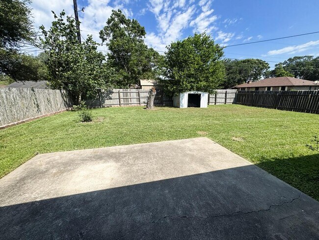 Building Photo - 702 Monterrey Dr