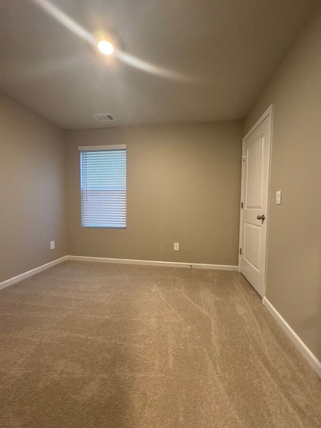 Building Photo - 4 Bedroom, 2.5 Bath and 2 Car Garage in Hartmann Crossing!