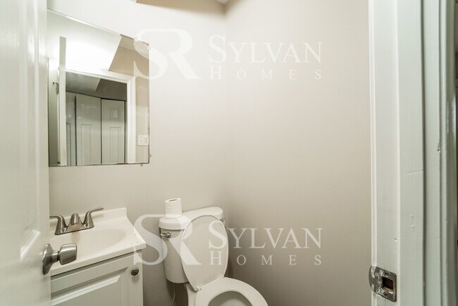 Building Photo - Enjoy living the good life in this 3 bedroom, 1.5 bathroom townhome