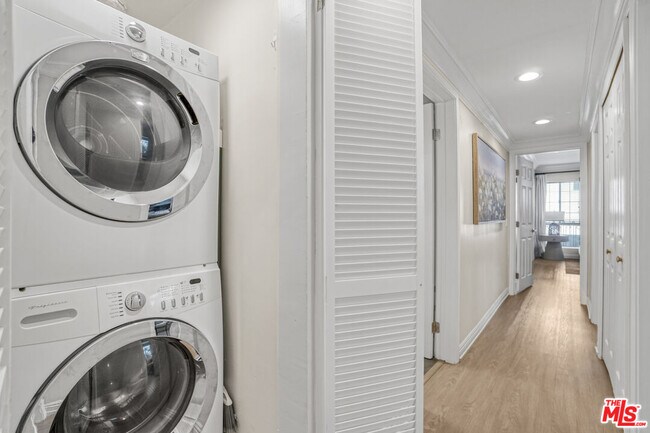 Building Photo - 837 Lincoln Blvd