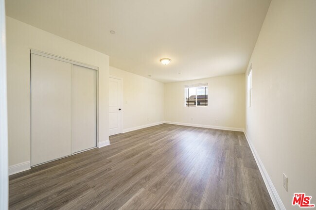 Building Photo - 154 E 84th Pl