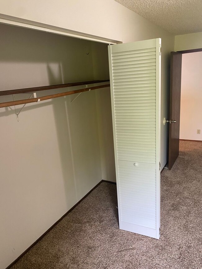 Building Photo - 3 bedroom 1.5 Bath Tandem Home!