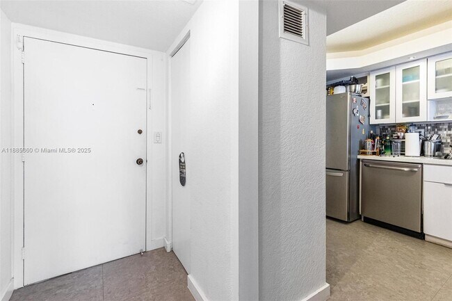 Building Photo - 3140 S Ocean Dr