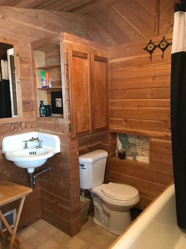 Building Photo - Rustic Cabin for Rent October 2025 thru Ma...