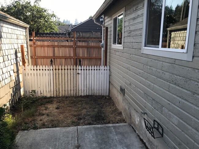 Building Photo - 2x2 with Loft! Walk to Harney Elementary! ...
