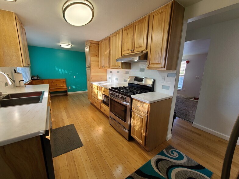 Kitchen - 1353 Scenic View Ln