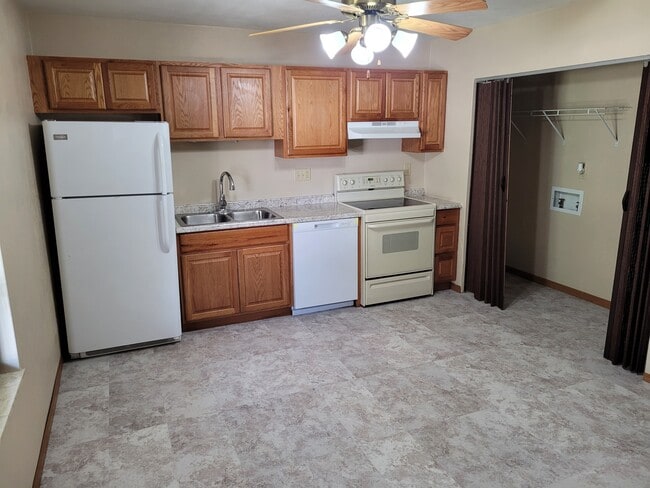 Building Photo - 625 Shabin Dr