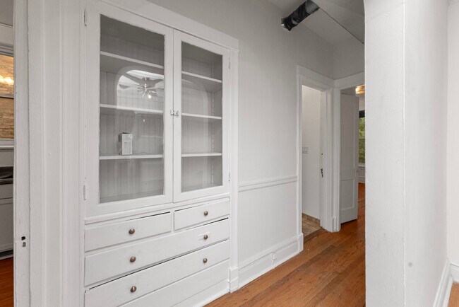 Building Photo - 1353 W Catalpa Ave