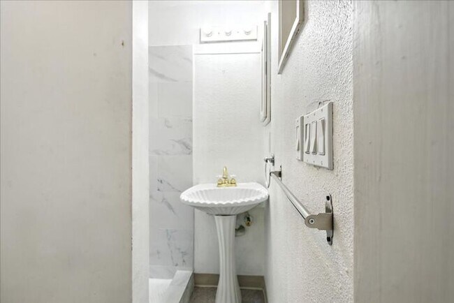 Building Photo - Spacious, Newly Renovated 5-Bedroom Home N...