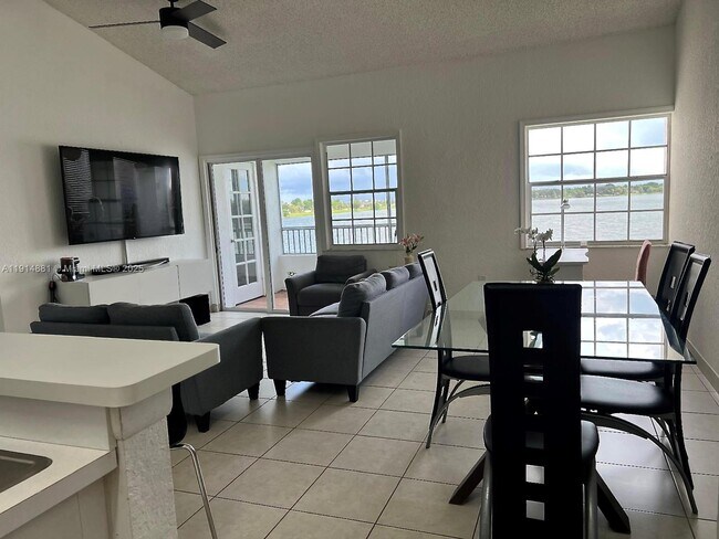 Primary Photo - 2803 N Oakland Forest Dr