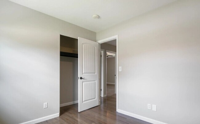 Building Photo - Welcome home to this updated bright and sp...