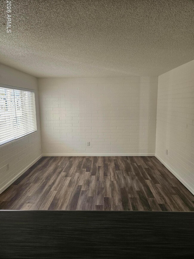 Building Photo - 521 E Bethany Home Rd