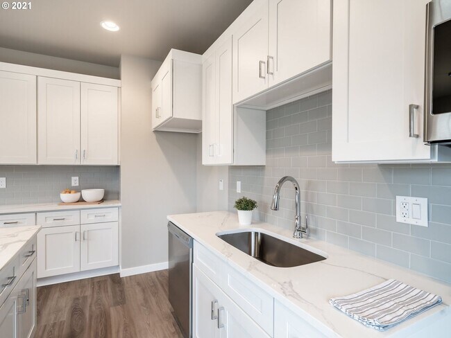 Building Photo - Detached Townhouse, 3br 3.5bth, Built 2022, Gorgeous upgrades