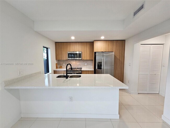 Building Photo - 215 NW 13th Pl