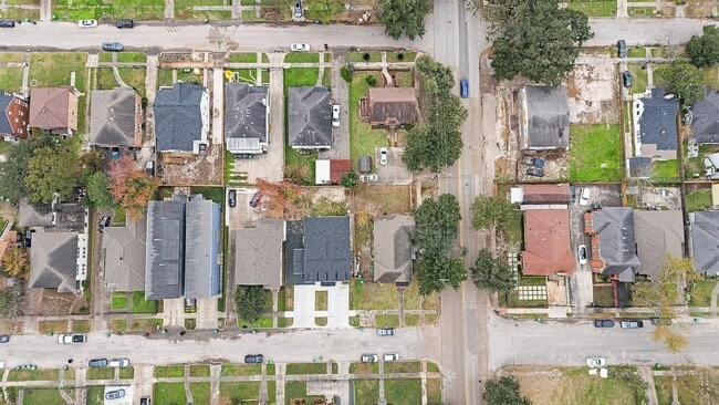 Building Photo - 2406 Truxillo St