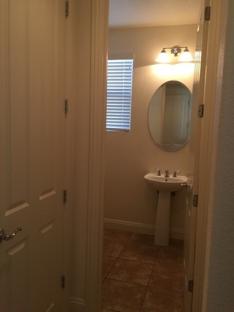 Building Photo - Manteca 4 Bedroom 1/2 bath 2 Car Garage ta...